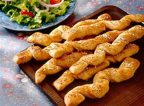 Цельнозерновые хлебные палочки с сыром и травами