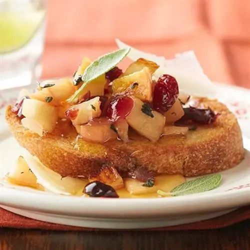 Закуска с кусочками яблока и шалфея