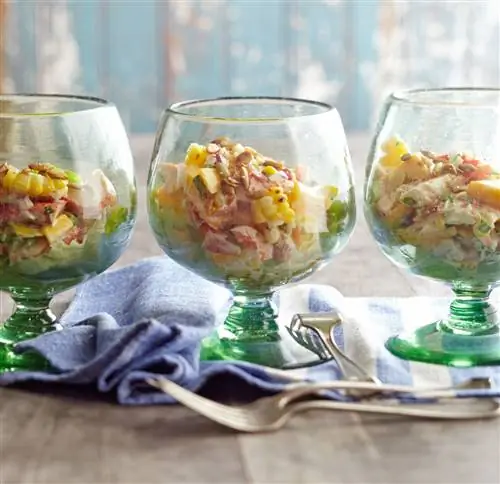 Чашки с лобстером, манго и жареным кукурузным салатом