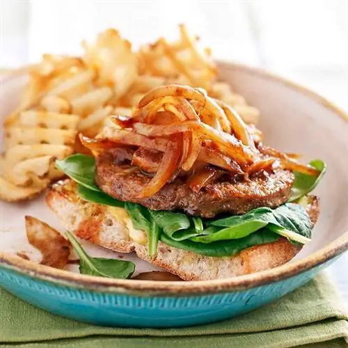 Открытые вегетарианские бургеры с обжаренным луком