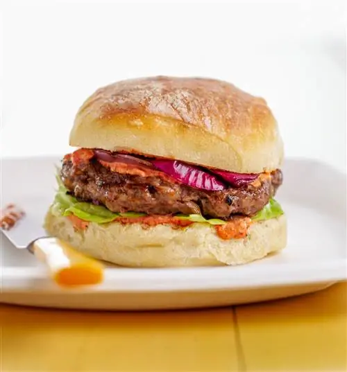 Бургер Западного побережья со спредом из жареного перца