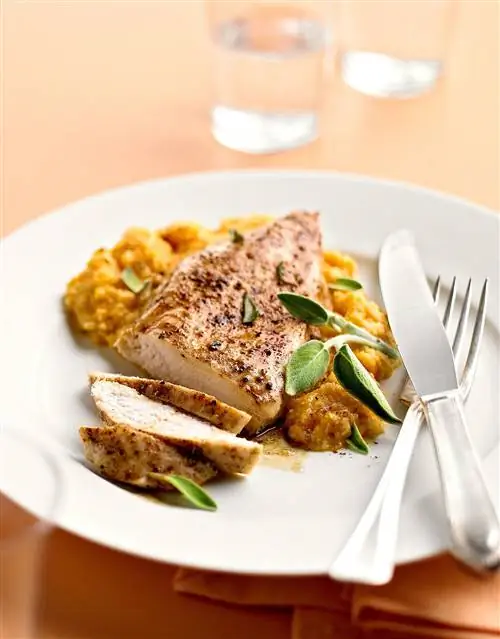 Жареная курица с корицей и тыквенно-шалфейной крупой