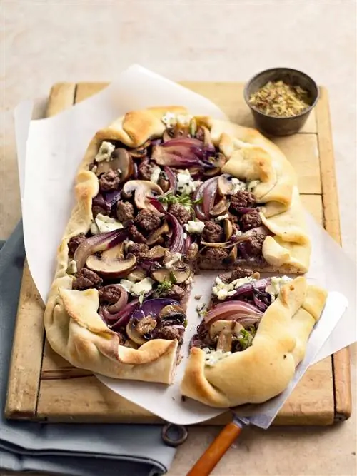 Тарт с говядиной, грибами и луком
