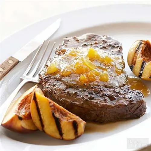 Рибай с соусом из персиков и хрена