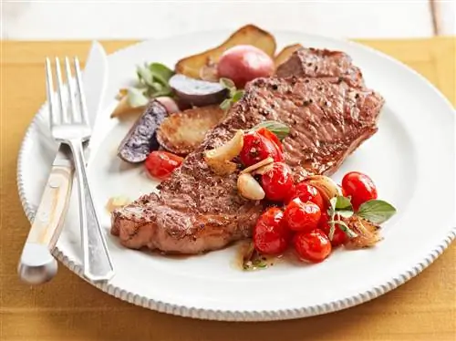Жареный чесночный стейк и картофель