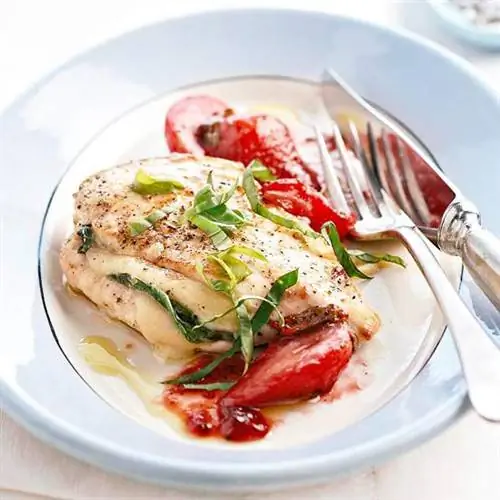 Цыпленок, фаршированный пармезаном, и топленая клубника