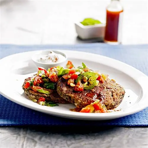 Пироги из черной фасоли с сальсой