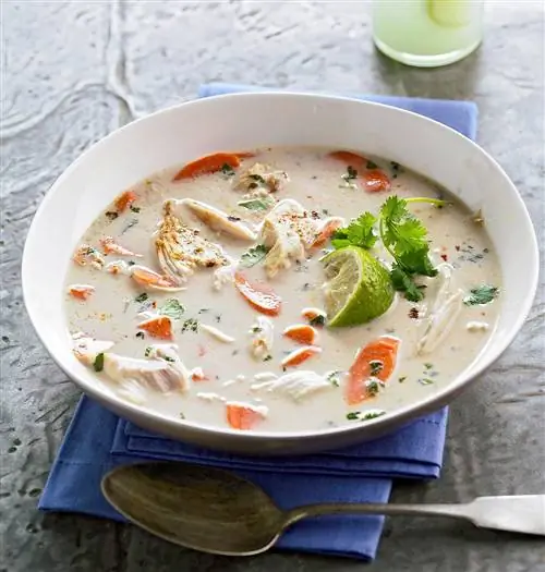 Куриный суп с кокосом и лаймом
