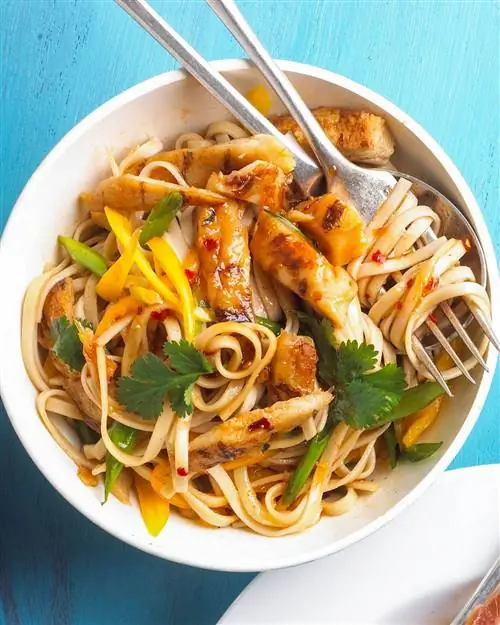Куриная лапша с кунжутом