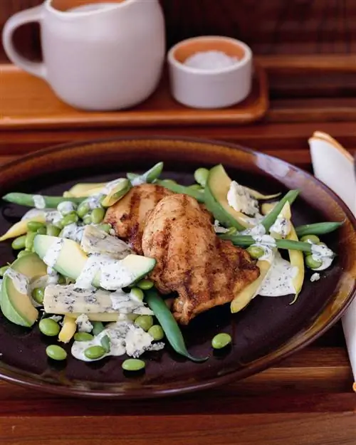 Салат с пряными куриными бедрами и фасолью