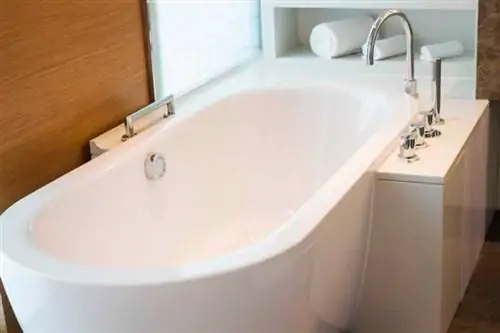 Замена ванны: когда пора покупать новую