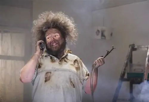 мужчина обгорел электрическим током