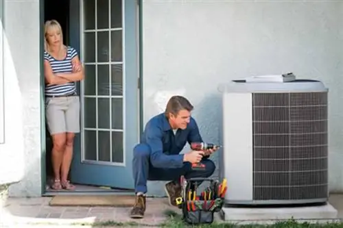 Женщины смотрят на техника HVAC