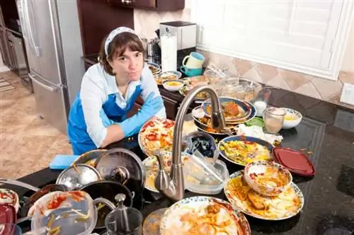 куча посуды на кухне