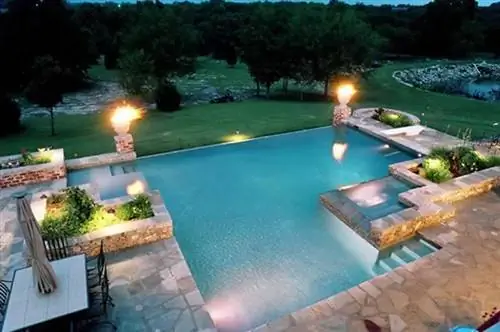 потрясающий бассейн на заднем дворе