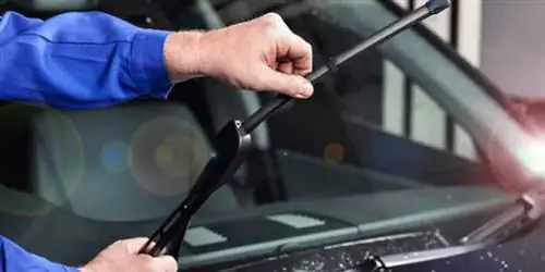 Уход за автомобилем и техническое обслуживание, которое можно сделать самостоятельно - замена щеток стеклоочистителей