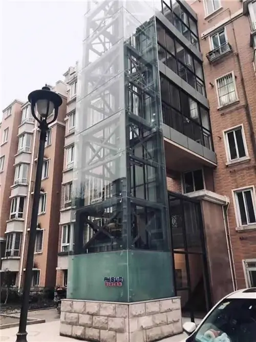 лифт снаружи здания