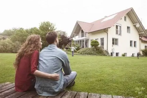 пара смотрит на дом