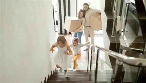 семья переезжает в новый дом