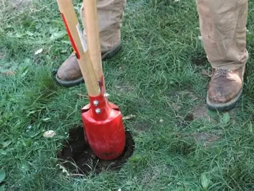 Как построить забор - копаем яму