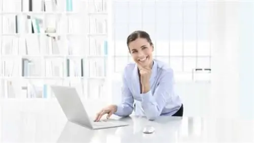 Женщина продает страховку