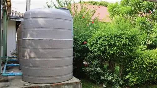 Резервуары для воды на заднем дворе