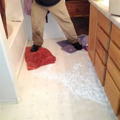 мужчина ходит по полотенцам