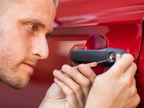 Различные креативные способы отпереть дверь автомобиля