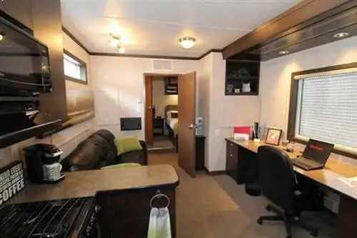 Интерьер трейлера мобильного офиса