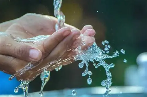мытье рук водой