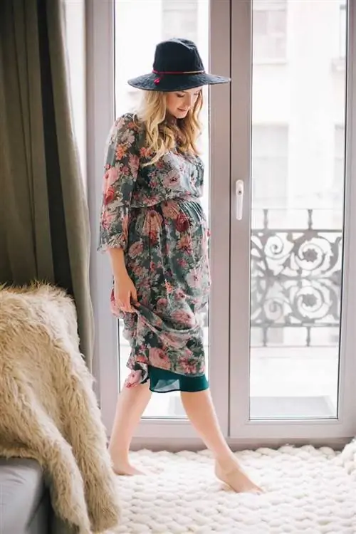 Чистка ковра, как это делают профессионалы - женщины на ковре