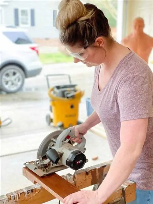 женщина режет циркулярной пилой
