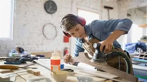 женщина шлифует женщину