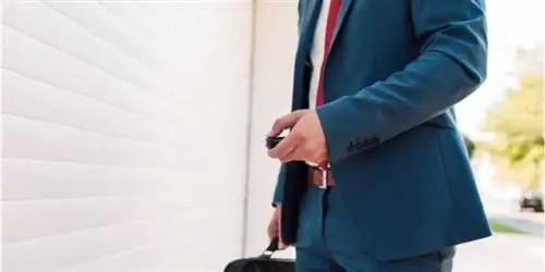 Мужчина с пультом от гаражной двери