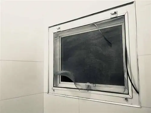 Стоит ли чинить оконную сетку - разбитая оконная сетка