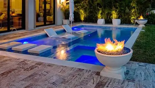 потрясающий бассейн с местом для костра