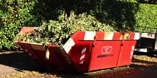 Пропустить мусорное ведро с садовыми отходами