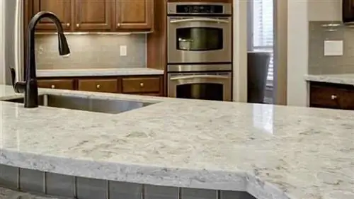 Чем кварцевые столешницы отличаются от других натуральных камней - классическая кухня