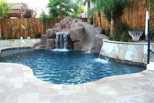 бассейн с водопадами