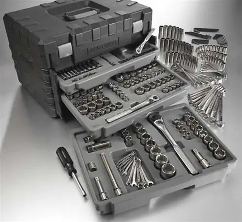 10 идей подарков начинающему домашнему механику - набор инструментов