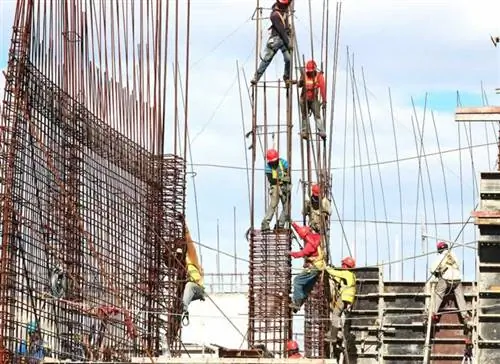 рабочие на строительной площадке рабочие на строительной площадке