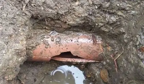треснувшая водопроводная труба в земле