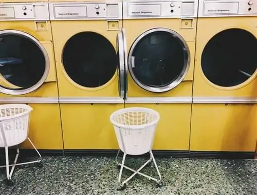 стиральная машина в прачечной