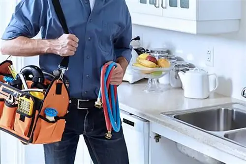 Сделать это самостоятельно - это здорово, но вот когда стоит обратиться к профессионалам - сантехник