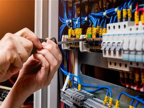 Законно ли выполнять свои электромонтажные работы?
