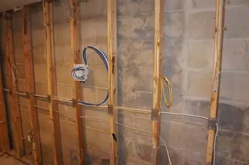 Выполняется подключение проводов