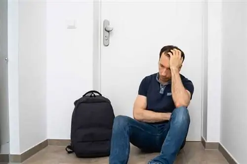 мужчину заперли дома