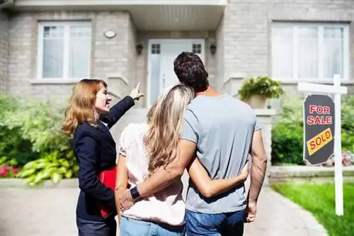пара продала дом