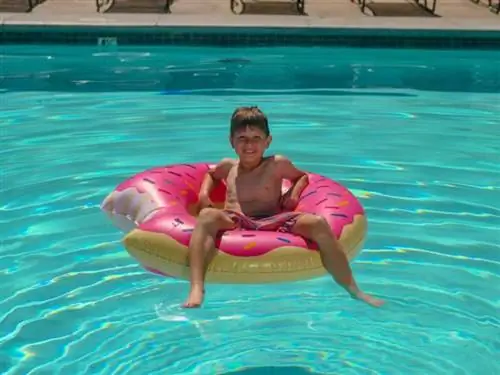 ребенок в бассейне