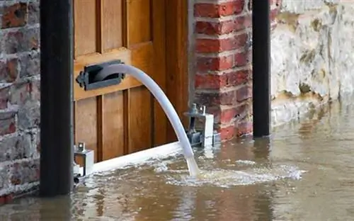 Вода идет из дома